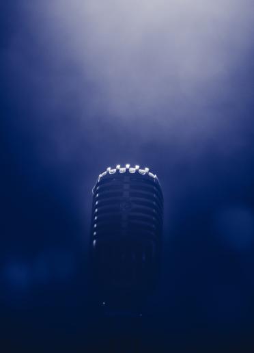 Low light stage microfone by BRUNO CERVERA on Unsplash